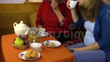 老奶奶和小孙女用茶吃糖果